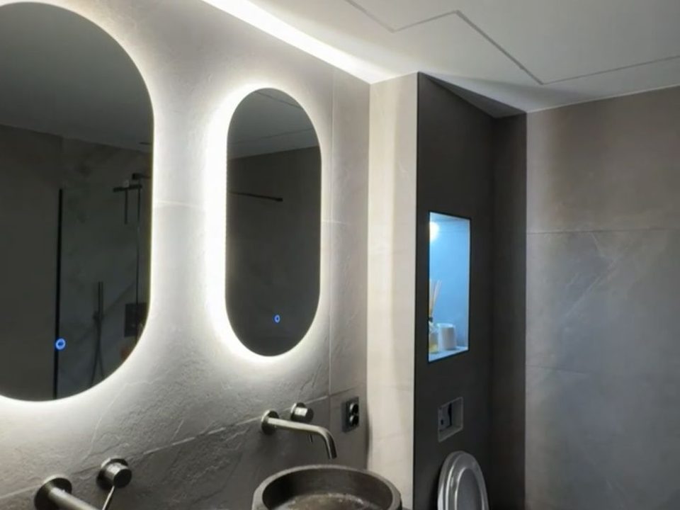 Gerenoveerde badkamer met beton ciré wanden