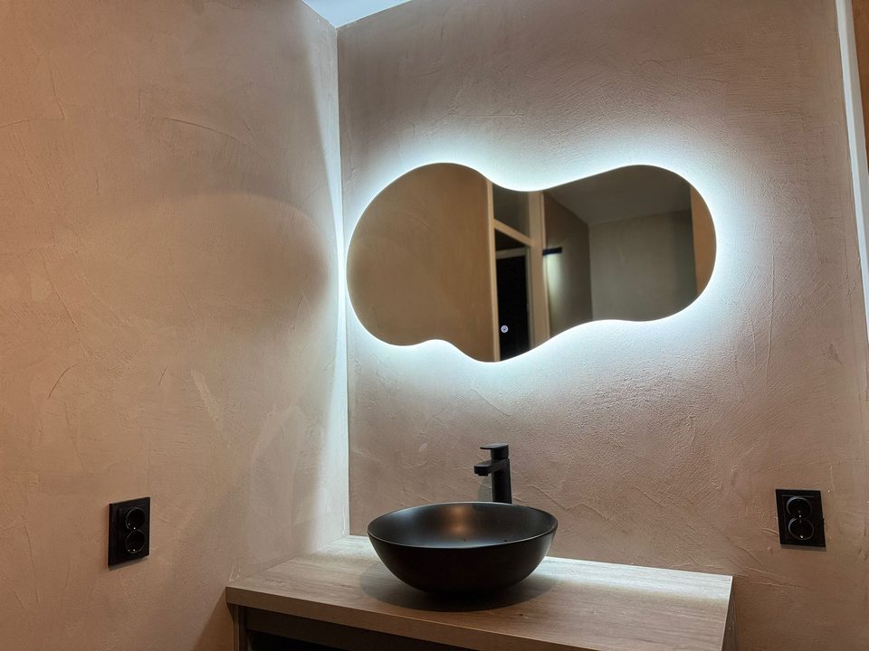 Beton ciré wand in moderne badkamer